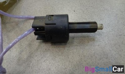 Датчик включения стоп-сигнала от Mitsubishi Pajero, Montero 3 1999-2006 - купить Саперке