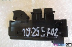 Кнопка стеклоподъемников задн. (61 Общее э/оборудование автомобиля) 61319195269